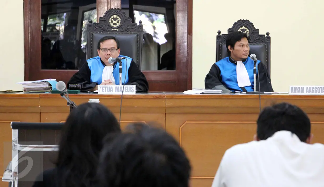 Pengadilan Tata Usaha Negara Jakarta (PTUN) Jakarta Timur saat menggelar sidang pembacaan putusan, Rabu (29/7). Majelis hakim menolak gugatan yang diajukan LBH Jakarta atas pembebasan bersyarat Pollycarpus. (Liputan6.com/Helmi Afandi)