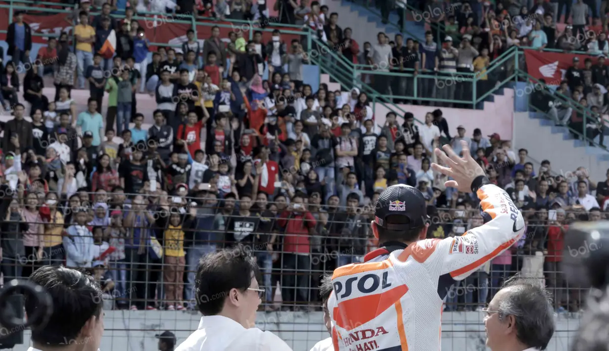 Marc Marquez menyapa penggemarnya seusai menjajal aspal Sirkuit Sentul dengan motor New Honda CBR 250RR. Selasa (25/10/2016). (Bola.com/Reza Bachtiar)