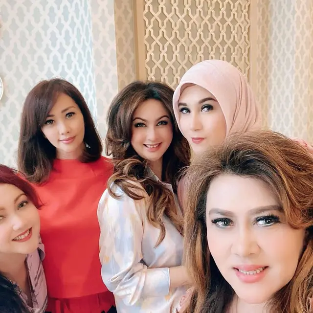 [Fimela] Diana Pungky dan Marini Zumarnis