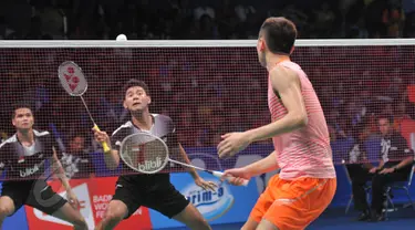 Ganda Putra, Angga Pratama/Ricky Karanda Suwardi mengembalikan kok ke arah pasangan Fu Haifeng/Zhang Nan (Tiongkok) di BCA Indonesia Open Superseries Premier 2015, Jakarta, Rabu (3/6/2015). Haifeng/Nan menang 24-22, 21-11. (Liputan6.com/Herman Zakharia)