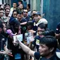 Anwar alias Rizal dan istrinya (tengah) saat mengikuti rekontruksi kejadian di Rutan Salemba, Jakarta, Minggu (17/7). Dalam  rekonstruksi kejadian ini Anwar  dan istrinya memperagakan sebanyak 36 adegan. (Liputan6.com/Faizal Fanani)