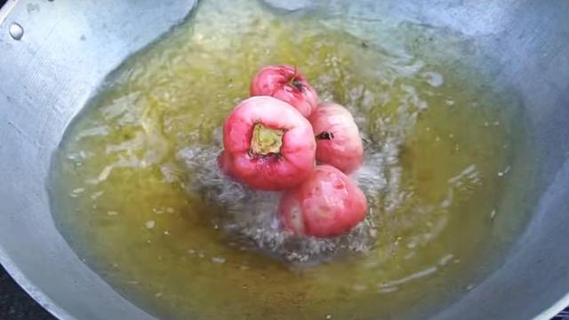 8 Potret Nyeleneh Orang Masak Buah, Ada Rambutan Goreng