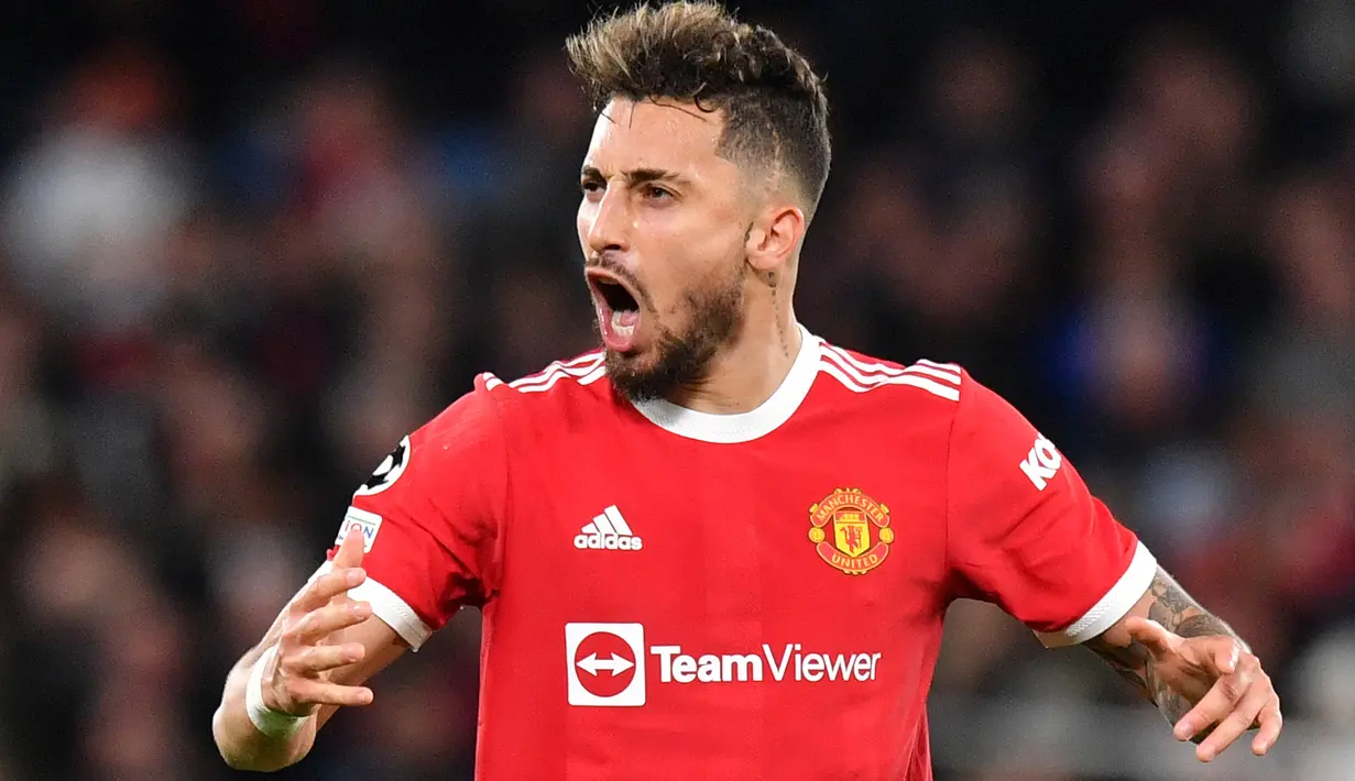 Alex Telles menjadi pemain teranyar Liga Inggris yang hijrah ke Saudi Pro League. Ia didatangkan Al Nassr dari Manchester United dengan bayaran 7 juta poundsterling per-tahun dengan durasi kontrak selama 3 tahun hingga 30 Juni 2026. Alex Telles yang didatangkan Manchester United pada awal musim 2020/2021 baru saja kembali dari semusim masa peminjaman bersama Sevilla pada 2022/2023. (AFP/Anthony Devlin)