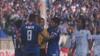 Wasit Hamim Tohari, memberikan kartu merah kepada gelandang PSIS, Patrick Mota, Minggu (21/7/2019). (Bola.com/Vincentius Atmaja).