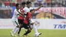 Kapten Timnas Indonesia, Hansamu Yama, berebut bola dengan pemain Timor Leste pada laga SEA Games di Stadion MPS, Selangor, Minggu (20/8/2017). Indonesia menang 1-0 atas Timor Leste. (Bola.com/Vitalis Yogi Trisna)