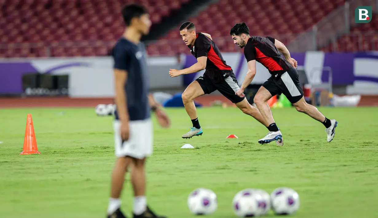 <p>Pemain Timnas Indonesia, Jay Idzes (tengah) dan Sandy Walsh saat latihan resmi menjelang laga putaran ketiga Grup C Kualifikasi Piala Dunia 2026 di Stadion Utama Gelora Bung Karno (SUGBK), Senayan, Jakarta, Senin (24/03/2025). (Bola.com/Bagaskara Lazuardi)</p>