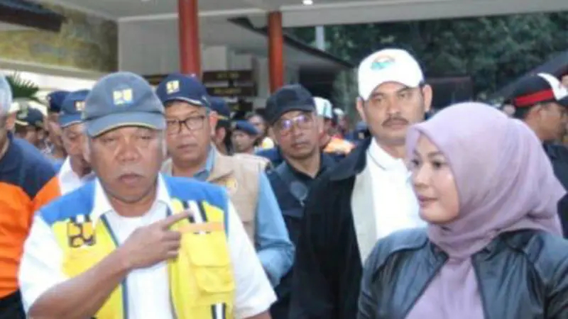 Kementerian PUPR fokus evakuasi korban serta membersihkan sampah dan puing di masa tanggap darurat usai Tsunami Anyer.(Foto humas pupr)