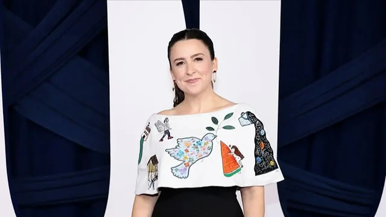 Potret YouTuber Ms. Rachel Curi Atensi Pakai Gaun Upcycle Berhias Gambar Karya Anak-anak Gaza di Glamour Women of the Year 2025