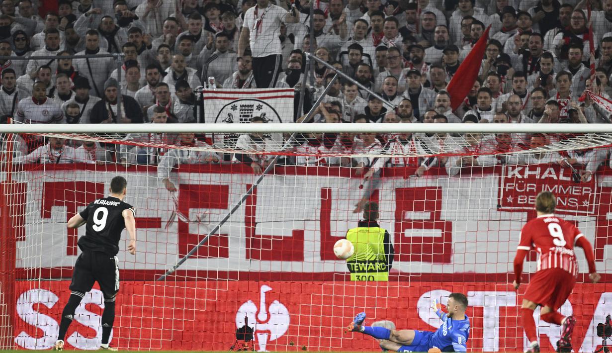 Penyerang Juventus, Dusan Vlahovic mencetak gol lewat titik penalti ke gawang Freiburg pada pertandingan leg kedua babak 16 besar Liga Europa di Stadion Europa-Park di Freiburg Im Breisgau, Jerman, Kamis 17 Maret 2023. (Tom Weller/dpa via AP)