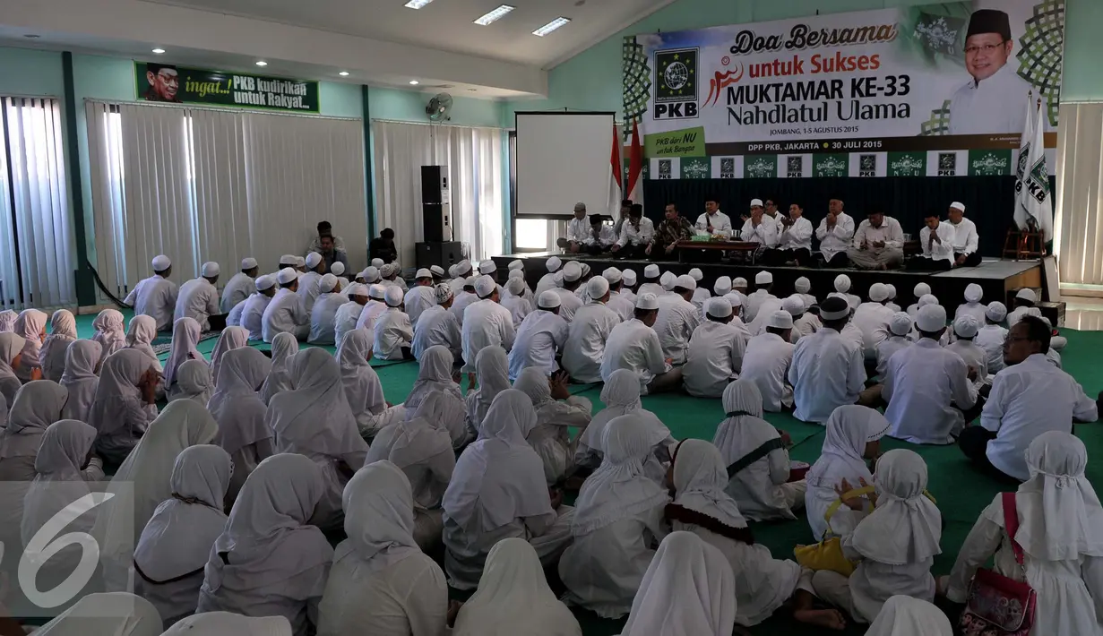 Suasana doa bersama untuk kesuksesan Muktamar NU ke-33, Jakarta, Kamis (30/7/2015). Muktamar tersebut akan digelar 1-5 Agustus 2015 di Jombang, Jatim.(Liputan6.com/JohanTallo)