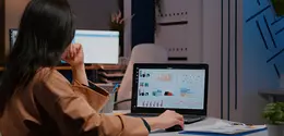 ilustrasi profesi sebagai data analis/copyright freepik.com/DC Studio