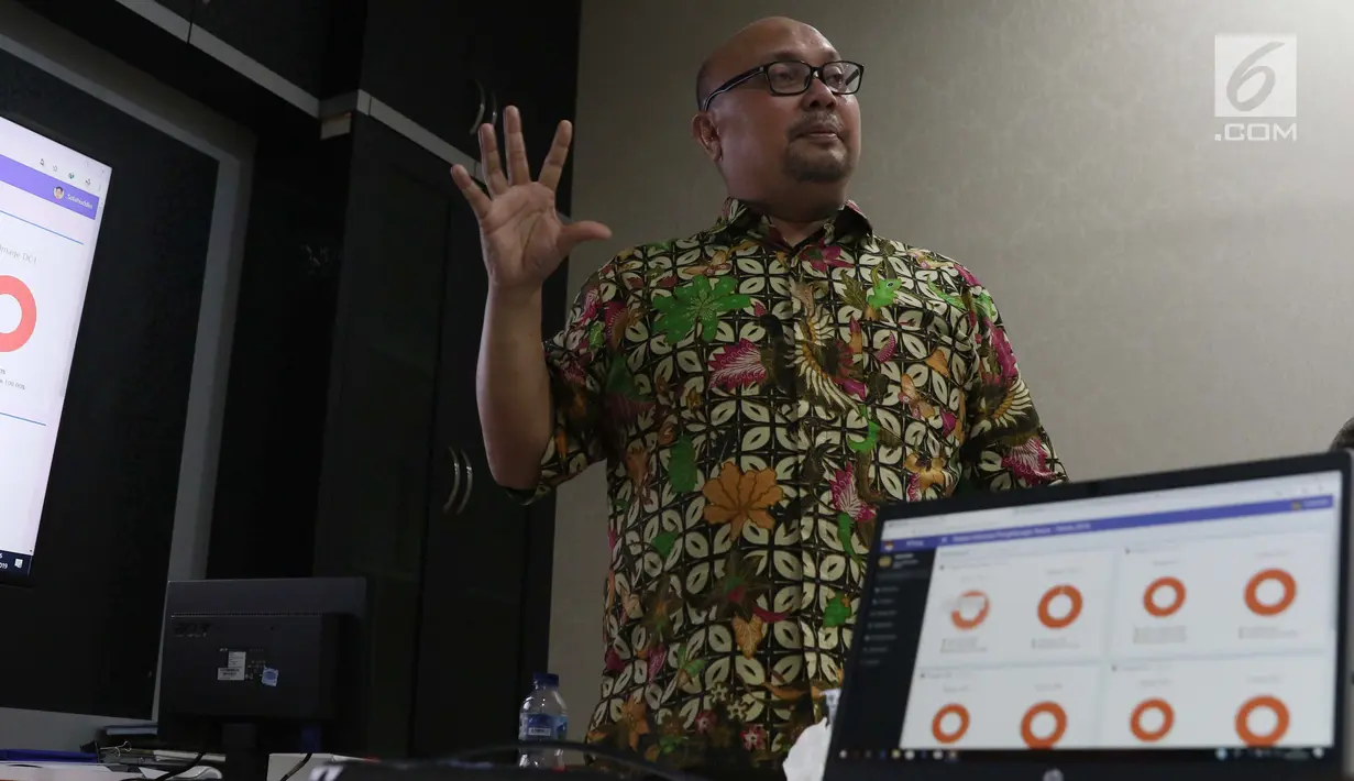 Komisioner KPU, Ilham Saputra menunjukkan cara kerja sistem informasi penghitungan suara Pemilu 2019 di Gedung KPU, Jakarta, Rabu (20/3). KPU mulai melakukan uji coba sistem ini. (Liputan6.com/Helmi Fithriansyah)