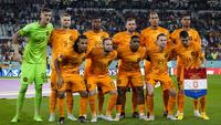 Timnas Belanda berfoto sebelum dimulainya laga matchday pertama Grup A Piala Dunia 2022 menghadapi Timnas Senegal di Al Thumama Stadium, Doha, Qatar, Senin (21/11/2022) malam WIB. (AP/Luca Bruno)