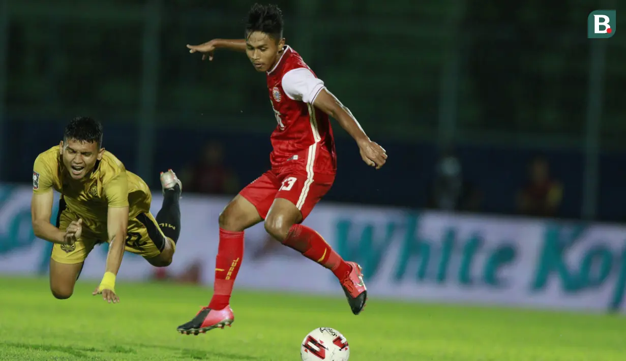 Penyerang Bhayangkara Solo FC, Dendy Sulistyawan (kiri) terjatuh saat berebut bola dengan pemain Persija Jakarta, Alfriyanto Nico pada laga Piala Menpora 2021 di Stadion Kanjuruhan, Malang, Rabu (31/3/2021). Persija Menang dengan skor 2-1. (Bola.com/M Iqbal Ichsan)