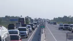 Pemudik melakukan contra flow di dalam Tol Brebes, Jawa Barat, Senin (4/7). Contra flow tersebut diberlakukan petugas untuk memecah kemacetan di Tol Pejagan. (Liputan6.com/Angga Yuniar)