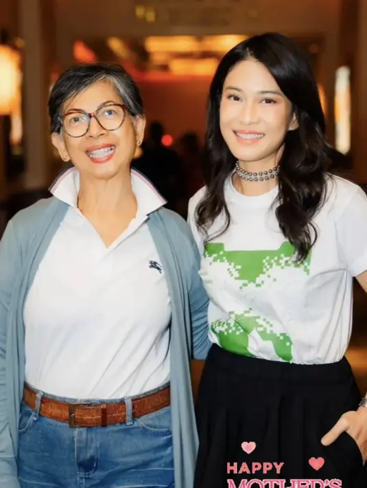 Dian Sastrowardoyo mengunggah potret bersama sang ibunda yang tampil masih stylish. Keduanya kompak mengenakan pakaian serba putih. [@therealdisastr]