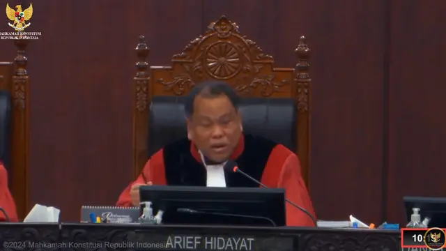 Hakim Arief Hidayat di ruang sidang Gedung Mahkamah Konstitusi (MK) Jakarta, Kamis (4/4/2024)