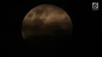 Pemandangan saat terjadi fenomena gerhana bulan parsial yang terlihat dari kawasan Museum Fatahillah Kota Tua, Jakarta Barat, Rabu (31/1). Kawasan Kota menjadi tempat untuk menyaksikan gerhana bulan. (Liputan6.com/Arya Manggala)