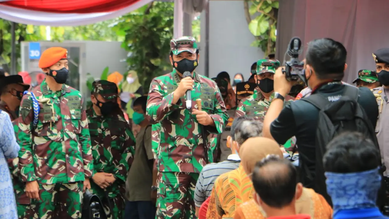 Panglima TNI Marsekal Hadi Tjahjanto mengecek vaksinasi di Surabaya (Dian Kurniawan/Liputan6.com)