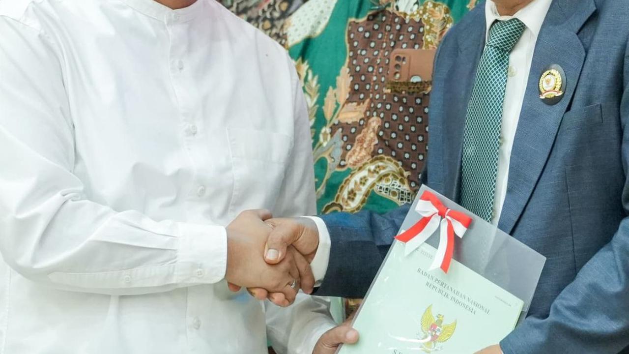 Wamen ATR Raja Juli Bagikan 14 Sertifikat Tanah Wakaf Muhammadiyah di Pekanbaru