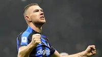 Penyerang Inter Milan, Edin Dzeko berselebrasi usai mencetak gol ke gawang Napoli pada pertandingan lanjutan Liga Serie A Italia di stadion San Siro di Milan, Italia, Kamis (5/1/2023). Inter Milan menang tipis atas Napoli dengan skor 1-0. (AP Photo/Luca Bruno)