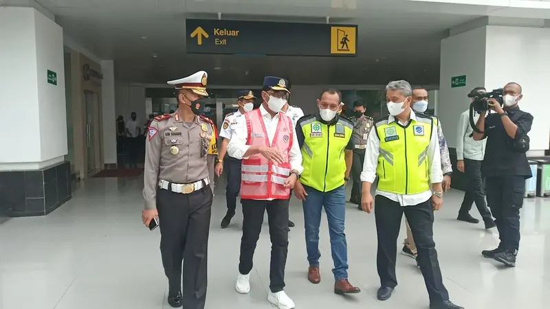 Menteri Perhubungan Budi Karya Sumadi meminta meminta truk-truk pengangkut logistik untuk bergeser ke pelabuhan Indah Kiat untuk mengurai kepadatan di pelabuhan Merak, Banten.
