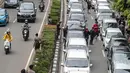 Sejumlah mobil pengemudi online menutup jalur lambat saat mereka menggelar demo di kantor pusat Grab kawasan Kuningan, Jakarta, Senin (29/10). Akibat aksi tersebut, kemacaten parah terjadi dari arah Mampang menuju Menteng. (Liputan6.com/Faizal Fanani)