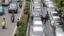 Sejumlah mobil pengemudi online menutup jalur lambat saat mereka menggelar demo di kantor pusat Grab kawasan Kuningan, Jakarta, Senin (29/10). Akibat aksi tersebut, kemacaten parah terjadi dari arah Mampang menuju Menteng. (Liputan6.com/Faizal Fanani)