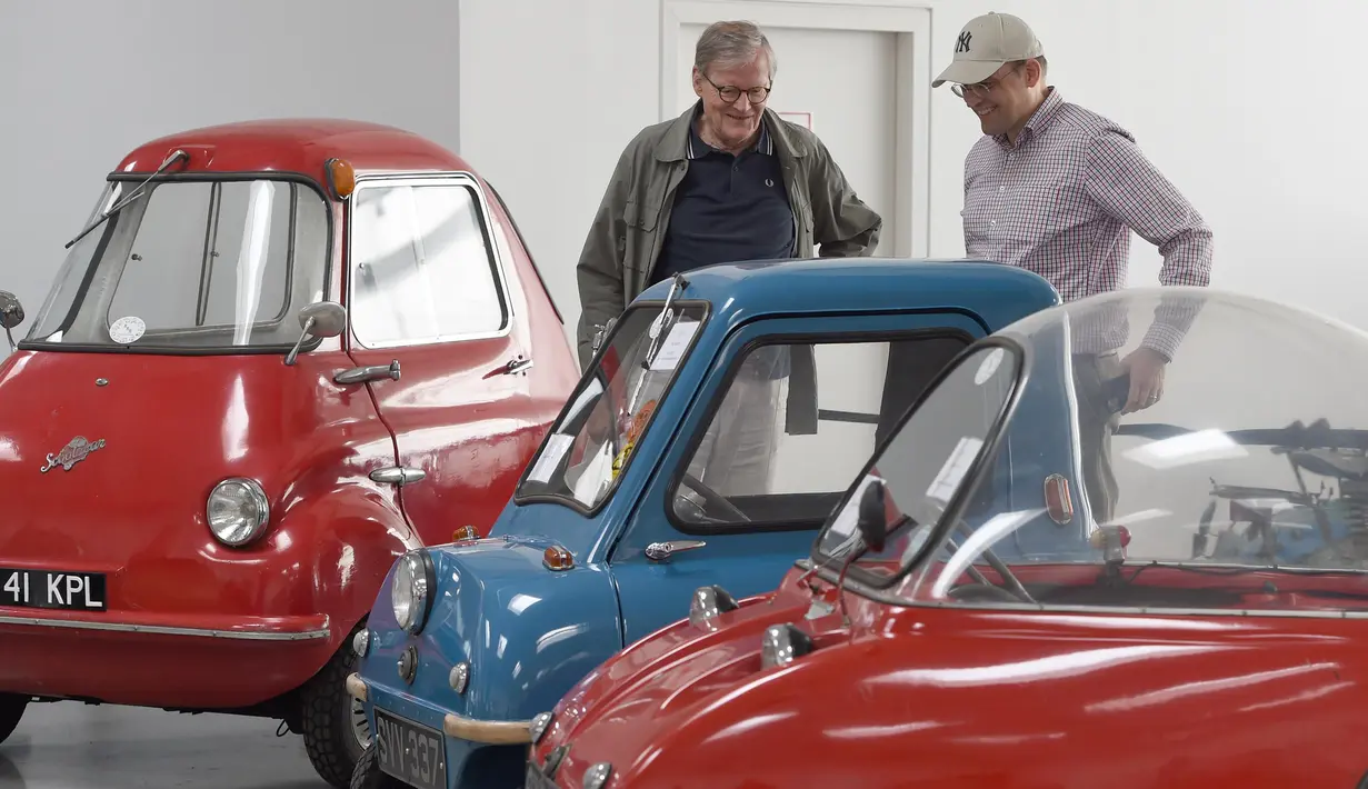 Para pengunjung melihat sebuah mobil klasik "mini" yang dipamerkan di aula rumah lelang Dorotheum di Wina, Austria, pada 8 Juli 2020. Rumah lelang Austria, Dorotheum, di Wina akan mengadakan lelang mobil-mobil klasik "mini" pada Jumat (10/7) mendatang. (Xinhua/Guo Chen)