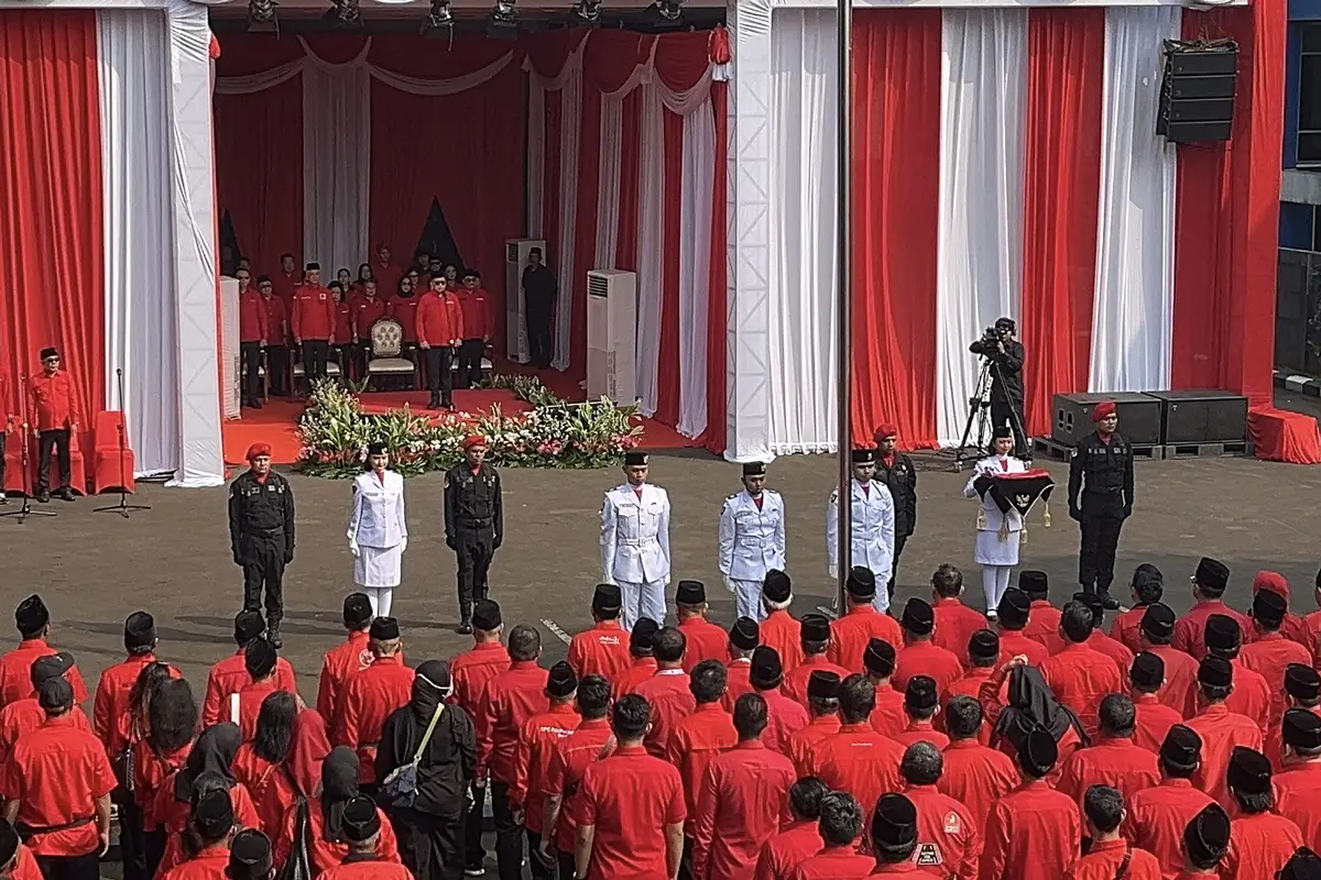 Sekjen PDIP Hasto Kristiyanto memimpin upacara pengibaran Bendera Merah Putih memperingati Hari Lahir Pancasila di halaman parkir Masjid At-Taufiq, Lenteng Agung, Jakarta Selatan, Senin (1/6/2026).