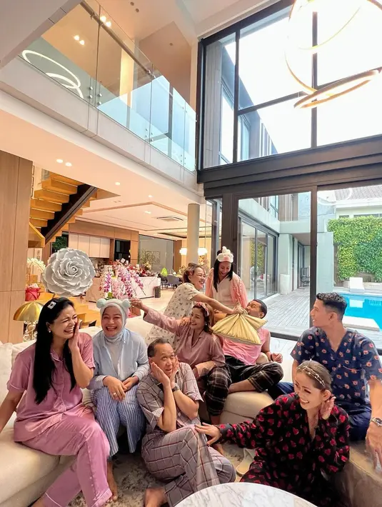 Usai dari keluarga, kini Titi mendapat kejutan dari para sahabatnya. Perayaan ulang tahun ini kian terasa spesial karena mengusung tema pajamas party. [@ titi_kamall]