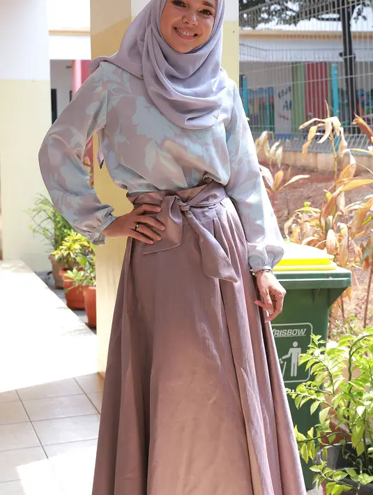 Dewi Sandra kini tampil cantik dan muslimah dengan berhijab. Ia tidak lagi memakai pakaian seksi seperti rok mini maupun celana pendek. (Galih W. Satria/Bintang.com)
