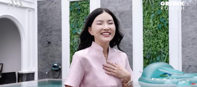 Penampakan kolam renang rooftop rumah Sarwendah ini mewah abis, bernuansa resort pribadi