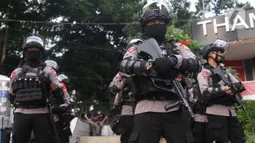 Aparat kepolisian bersenjata lengkap bersiaga di kawasan Bundaran Hotel Indonesia (HI),  Jakarta, Rabu (12/5/2021). Pengamanan ketat tersebut dilakukan untuk menjaga perayan Idul Fitri 1442 di jantung Ibu Kota. (Liputan6.com/Angga Yuniar)