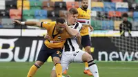Striker Sampdoria, Fabio Quagliarela (kiri) berebut bola dengan pemain Udinese, Jaka Bijol dalam laga Serie A 2022/2023 di Stadion Friuli, Senin (8/5/2023). (Andrea Bressanutti/LaPresse via AP)