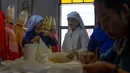 Penjahit menyelesaikan pembuatan jubah yang akan digunakan Paus Fransiskus saat mengunjungi Thailand, Bangkok, Jumat (8/11/2019). Jubah khusus yang akan dikenakan Paus Fransiskus terdiri dari dua set, emas-putih dan merah. (AP Photo/Gemunu Amarasinghe)