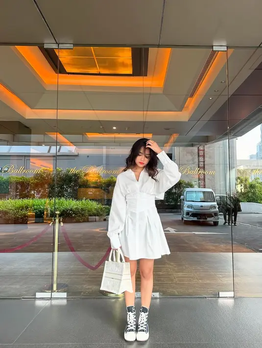 Penampilan gemas Fuji pakai dress lengan panjang berkerah warna putih. Ia padukan penampilannya ini dengan sepatu tinggi dan tas tangan yang juga berwarna putih. [Foto: Instagram/fuji_an]