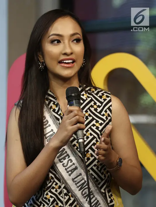 Puteri Indonesia Lingkungan 2018 Vania Herlambang memberi keterangan selama acara #KLYLOUNGE bertema Hari Batik Nasional di kantor KLY, Jakarta, Selasa (2/10). Vania tampil cantik mengenakan batik di acara tersebut. (Liputan6.com/Herman Zakharia)