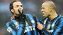 Selebrasi striker Inter Giampaolo Pazzini (kiri) yang mendapat selamat dari rekannya Houssine Kharja seusai mencetak gol ke gawang Palermo dalam lanjutan Serie A Italia di Giuseppe Meazza, 30 Januari 2011. Inter unggul 3-2. AFP PHOTO / ALBERTO LINGRIA 