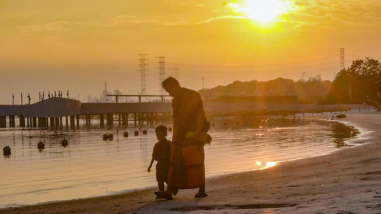 FOTO: Shalat Iduladha di Tepi Pantai Ancol Berlangsung Khidmat