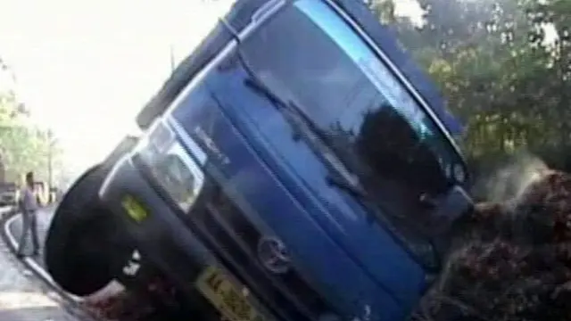 Kaget Disalip dari Kiri, Truk Terguling di Salatiga