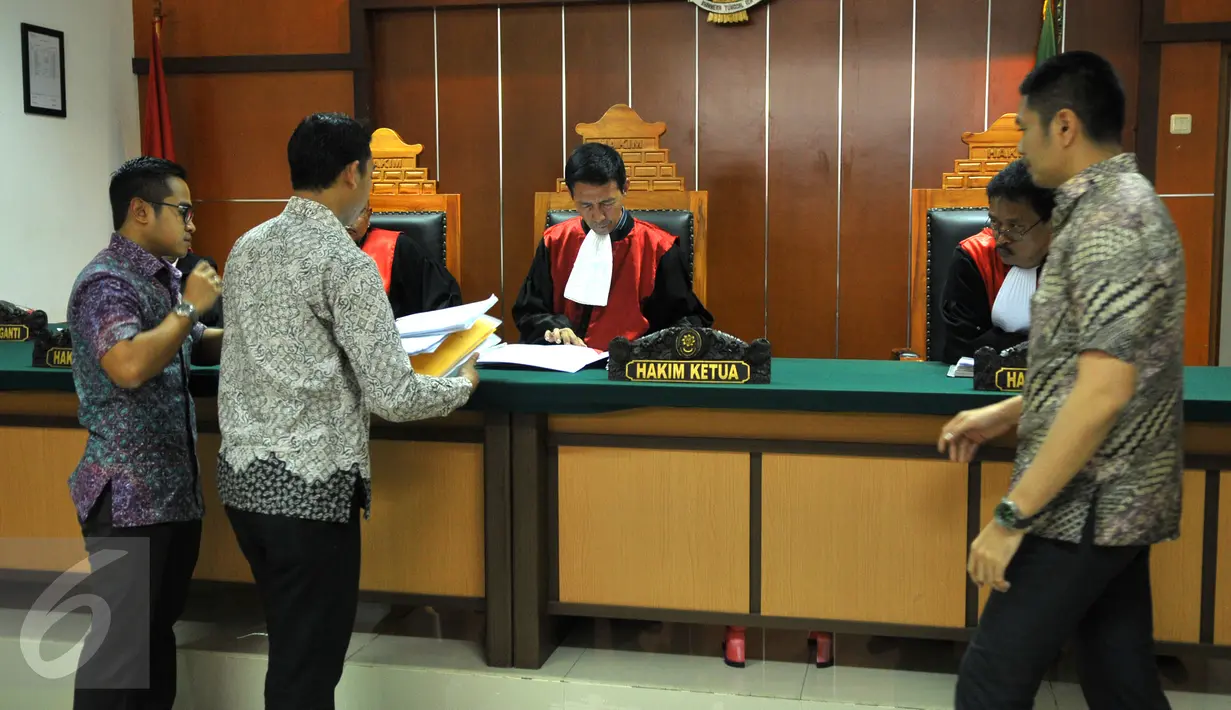 Hakim memeriksa berkas saat sidang gugatan manajemen Iwan Fals terhadap promotor acara ‘Kantata Barock’, Jakarta, Rabu, (23/9/2015). Hakim memutuskan untuk menunda persidangan karena berkas yang diajukan belum lengkap. (Liputan6.com/Faisal R Syam)