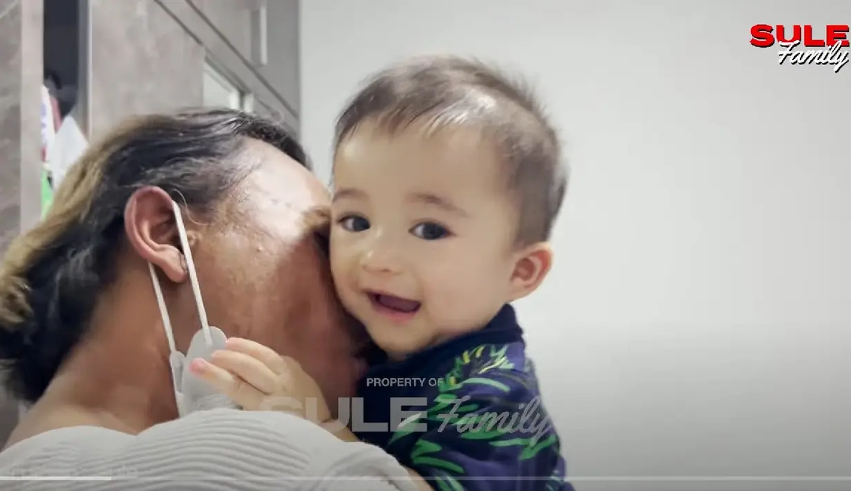 Momen gemas Sule saat bermain dengan putranya, Baby Adzam yang sedang berada di rumah Nathalie Holscher. (Foto: YouTube SULE FAMILY) - 3