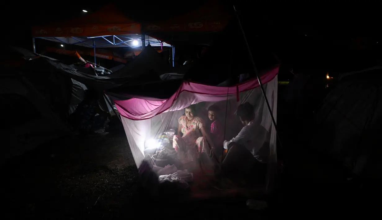 Pemerintah Myanmar juga mengalami kekurangan alat berat sehingga operasi pencarian dan penyelamatan korban tidak maksimal. (Sai Aung MAIN/AFP)