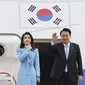 Presiden Korea Selatan Yoon Suk Yeol bersama istrinya Kim Keon Hee di Seoul. (AP)