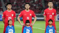 Tiga pemain starting XI Timnas Indonesia (dari kiri) Hokky Caraka, Nathan Noel dan Ivar Jenner berbaris jelang dimulainya laga Grup F kualifikasi Piala Dunia 2026 Zona Asia menghadapi Vietnam di Stadion Utama Gelora Bung Karno (SUGBK), Senayan, Jakarta, Kamis (21/3/2024). (Bola.com/Bagaskara Lazuardi)