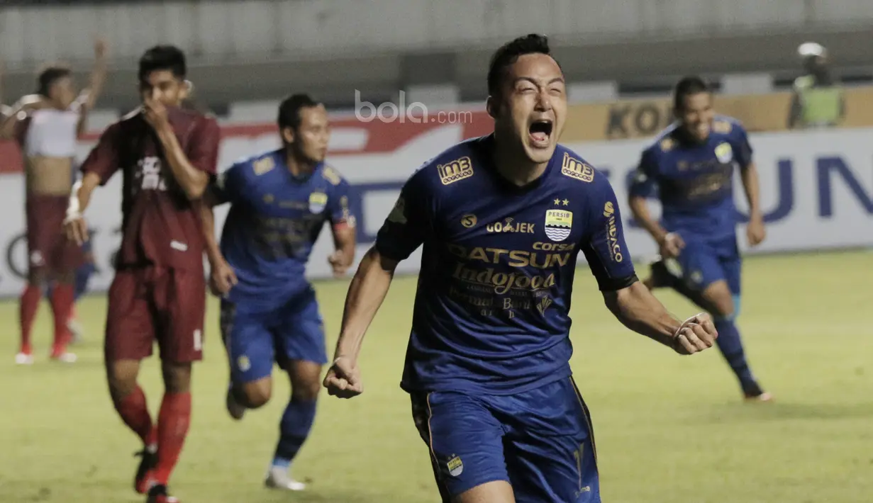 Gelandang Persib Bandung, Shohei Matsunaga, melakukan selebrasi usai mencetak gol ke gawang PSM Makassar pada laga lanjutan Liga 1 di Stadion GBLA, Bandung, Rabu, (5/7/2017). Persib menang 2-1 atas PSM. (Bola.com/M Iqbal Ichsan)