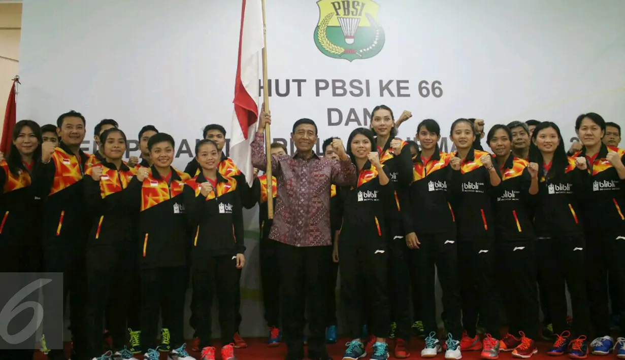 Para atlet bulu tangkis nasional putra dan putri berfoto bersama dengan Ketua Umum PBSI, Wiranto saat pelepasan tim Piala Sudirman 2017 di Cipayung, Jakarta, Sabtu (6/5). (Liputan6.com/Angga Yuniar)