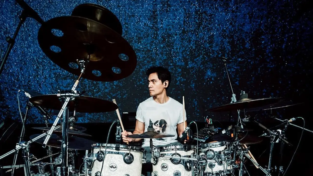 7 Potret Terbaru Tyo Nugros, Eks Drumer Dewa 19 yang Awet Muda