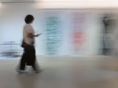 Instalasi seni menjadi bagian dari pameran Jakarta Biennale 2026 bertajuk “KEBAL” yang berlangsung di Gedung Trisno Soemardjo, Taman Ismail Marzuki, Jakarta Pusat, Jumat (9/10/2026). Karya-karya yang ditampilkan mengangkat beragam gagasan dan perspektif tentang kehidupan masyarakat perkotaan. (KLY/Budy Santoso)